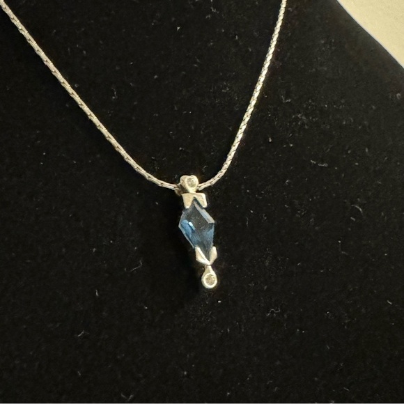 ✨2 for $30✨ Fifth Avenue Collection Silver Tone Blue Crystal Pendant Neclace - Picture 7 of 8